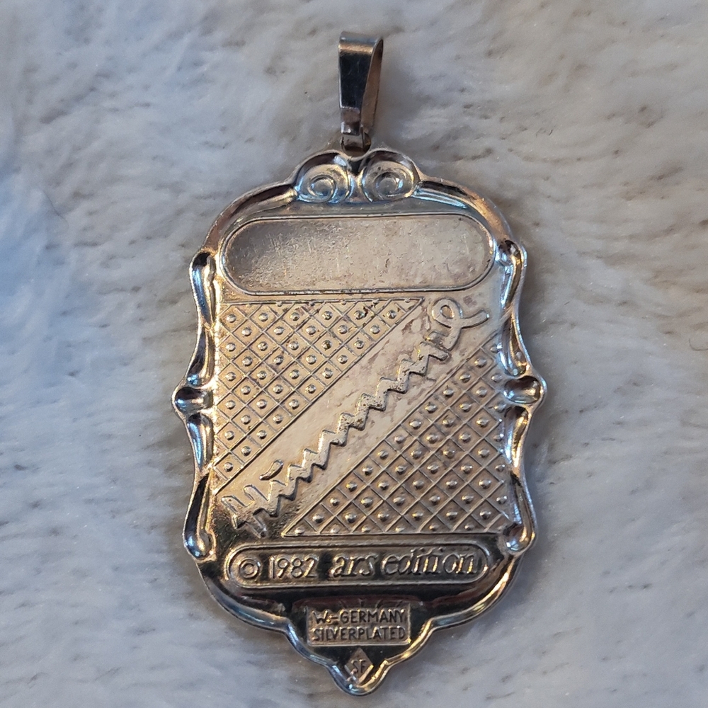 Vintage 1982 Hummel Pendant (Silver Plated) - Picture 5 of 9